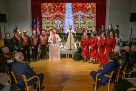 Deklica s piščalko-56